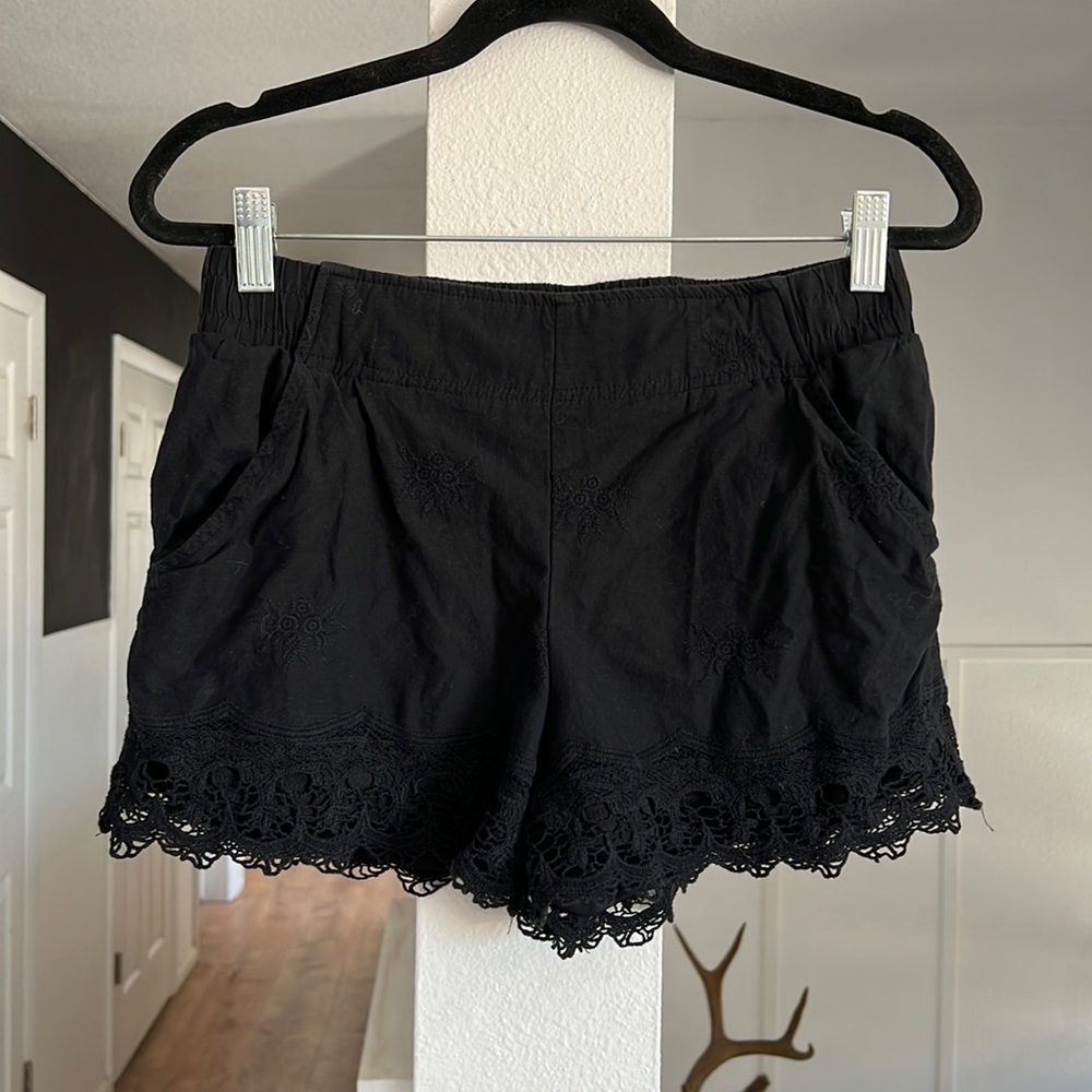 Xhilaration black eyelet and lace pull on shorts with elastic waist small